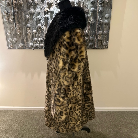 Leopard Print 2-3X Faux Fur Jacket with Black Collar - Picture 8 of 15